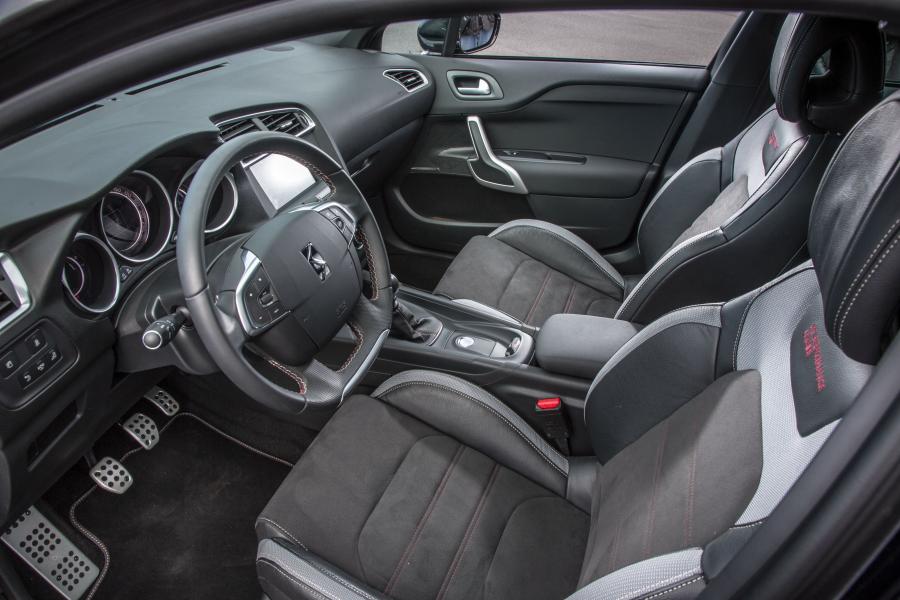 Интерьер DS 4 Performance Line 2016 года  (фото 11 из 26)